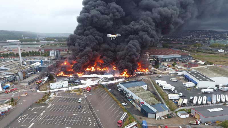 Drone des pompiers en vol au dessus de l'usine Lubrizol en feu