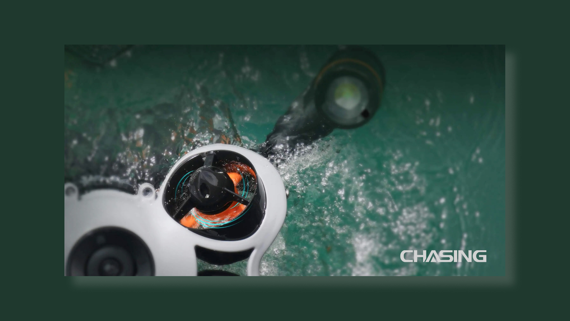 Sous l'eau d'un drone sous marin CHASING M2S