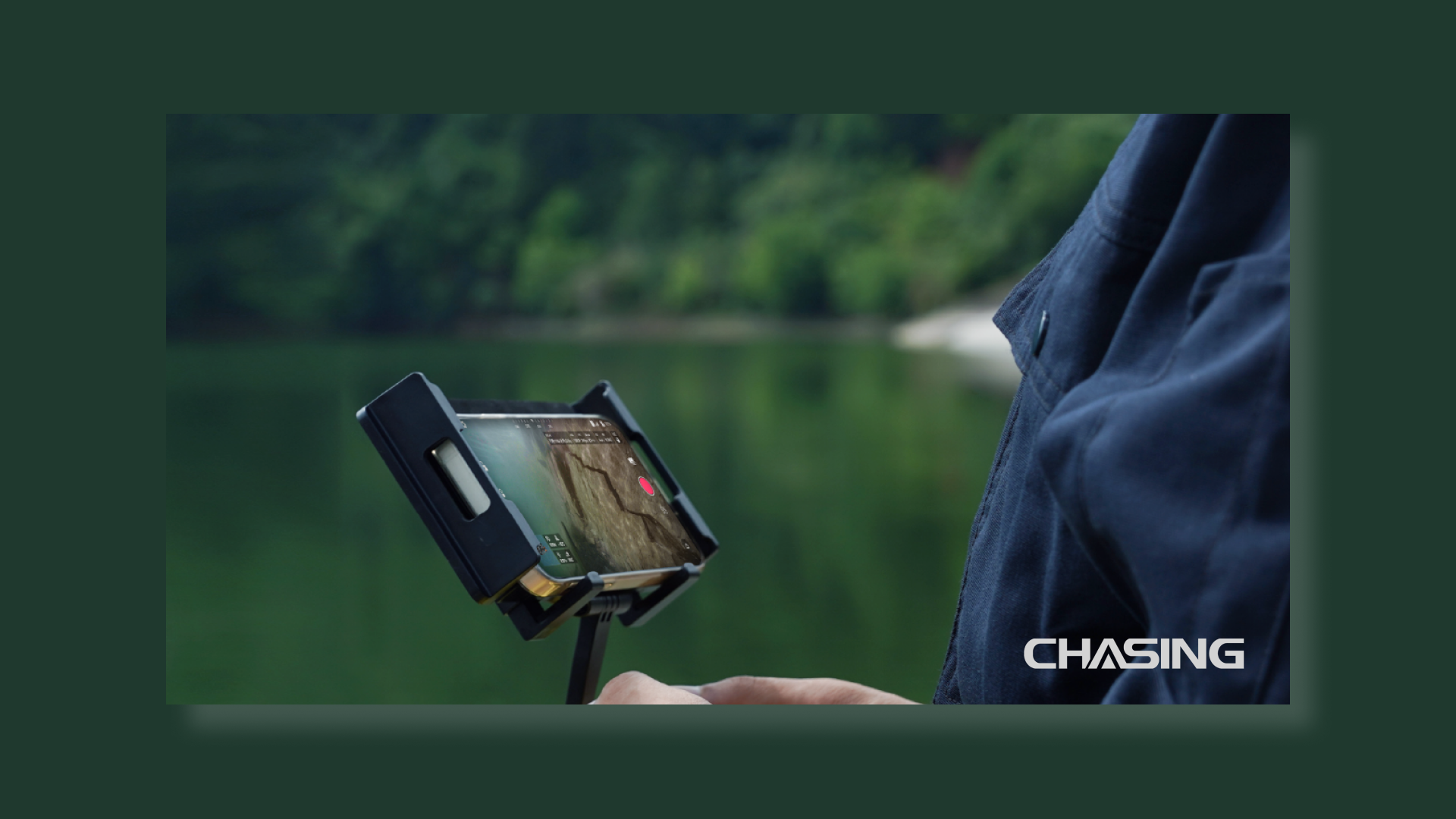 La radiocommande (téléphone) avec vue du drone sous-marin