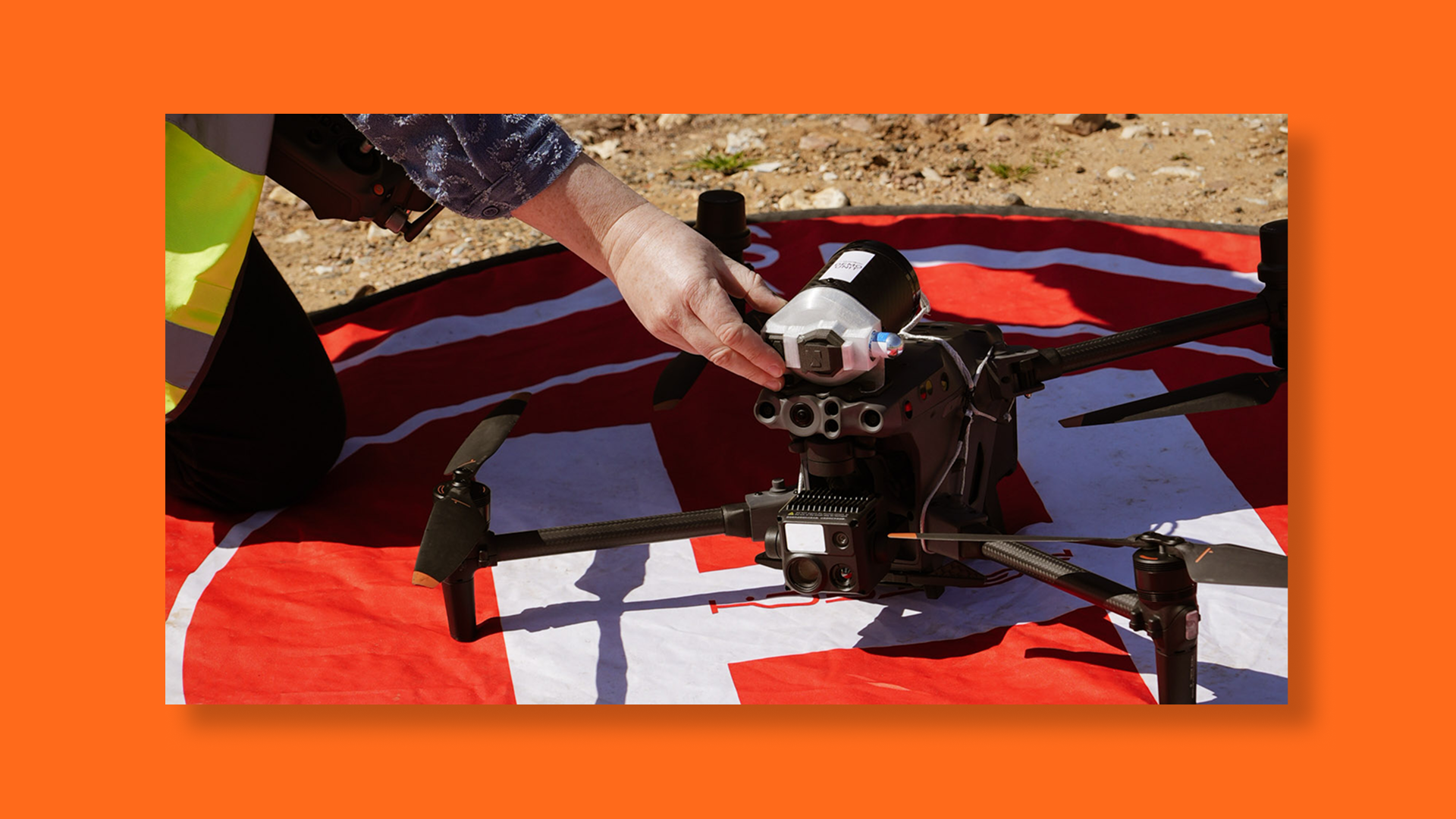 Photo durant la verification du drone avant le vol