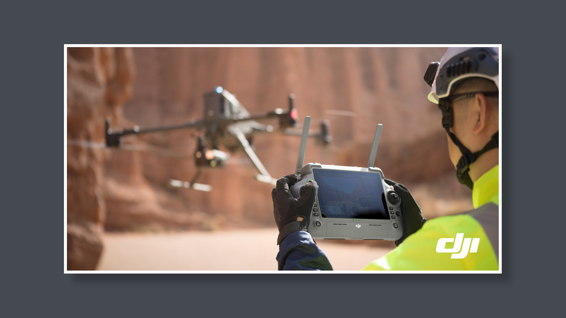 Vue sur un télépilote avec DJI Matrice 400