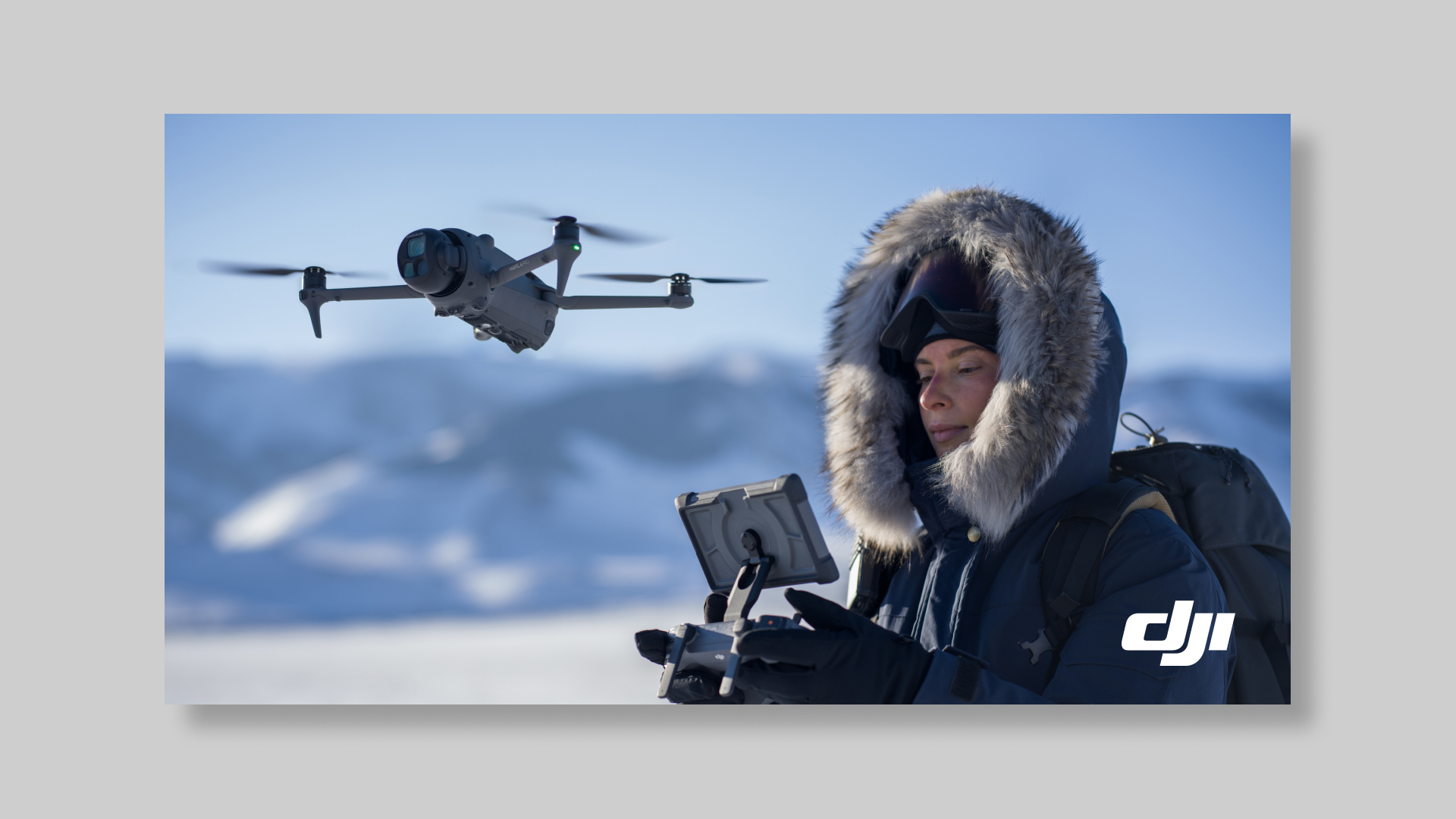Mavic 4 pro en vol avec pilote en premier plan