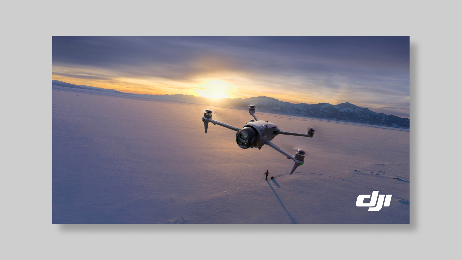 Mavic 4 pro en vol avec couché de soleil