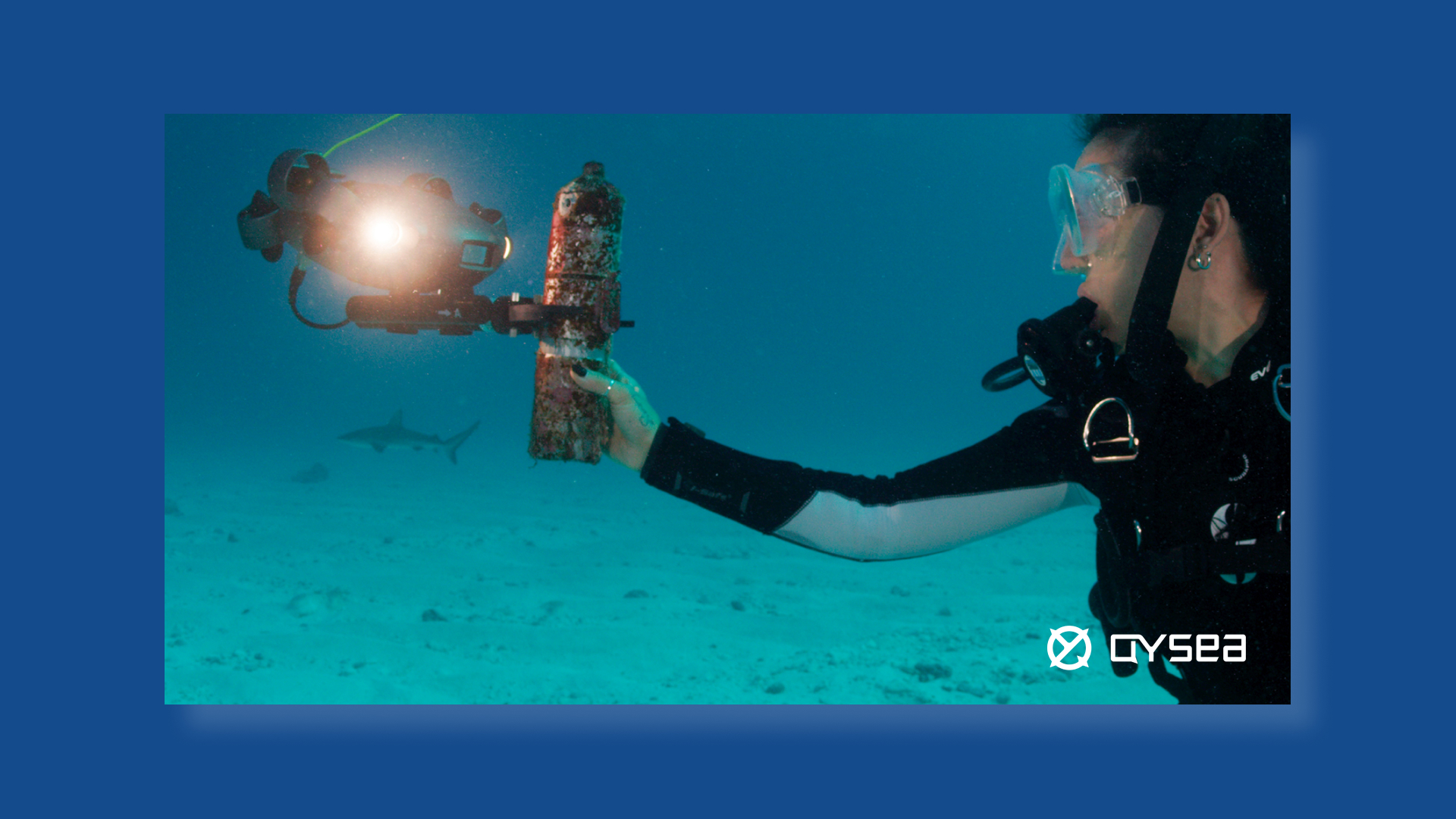 Vue du FIFISH V6 EXPERT attrapant un objet dans l'eau