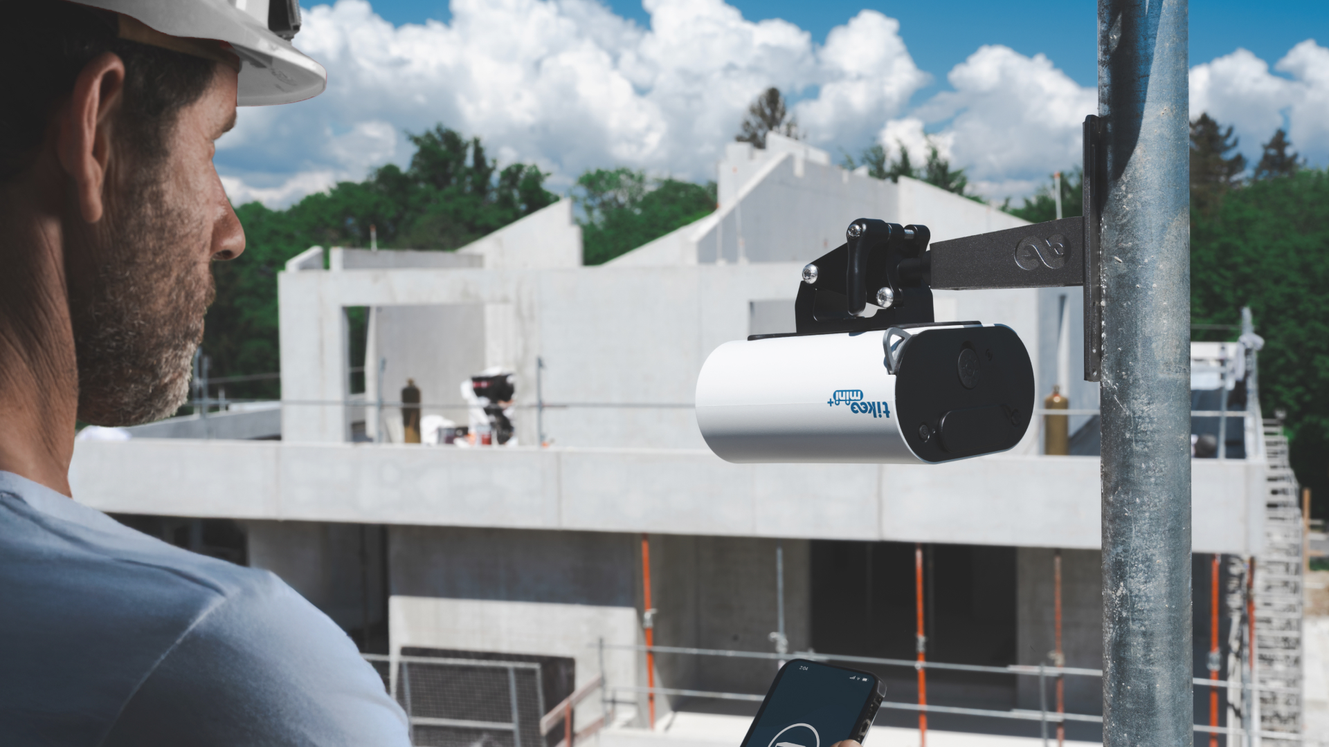 Installation de la caméra timelapse Tikee Mini+ sur un site de construction