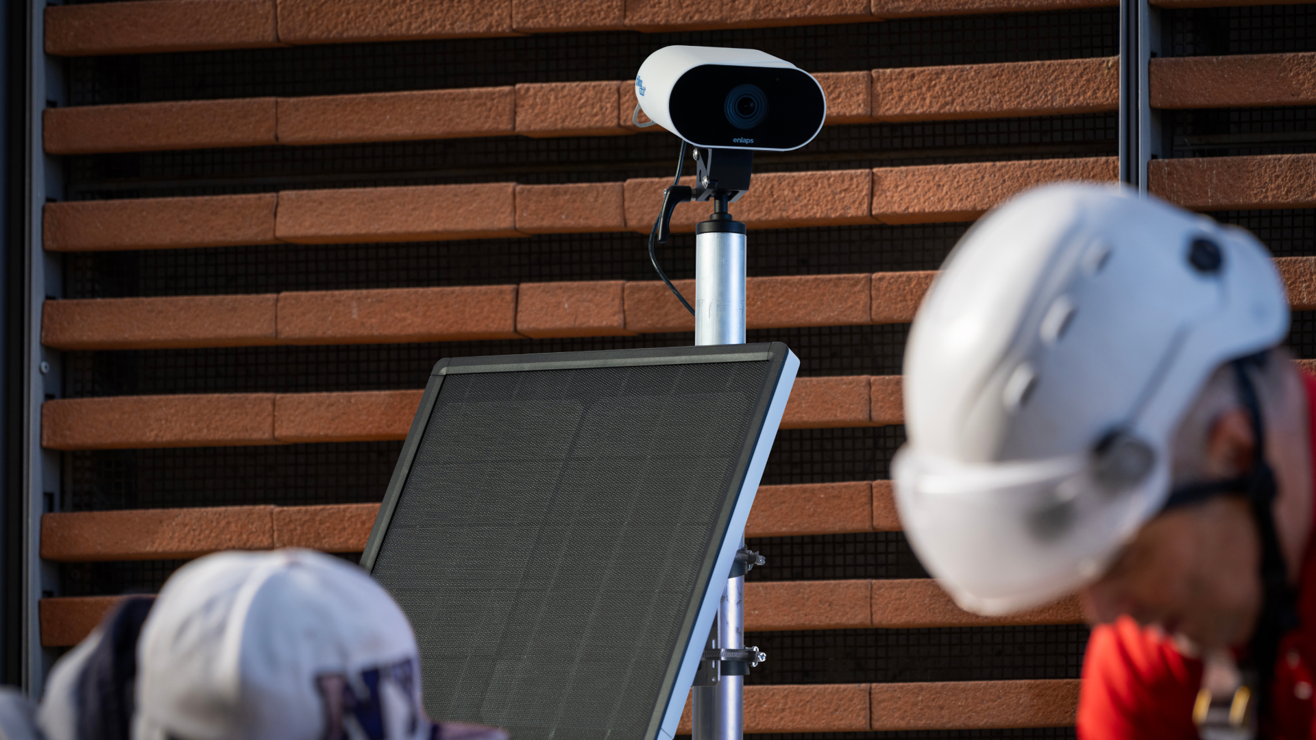 Positionnement extérieur de la Tikee Mini+ sur chantier BTP