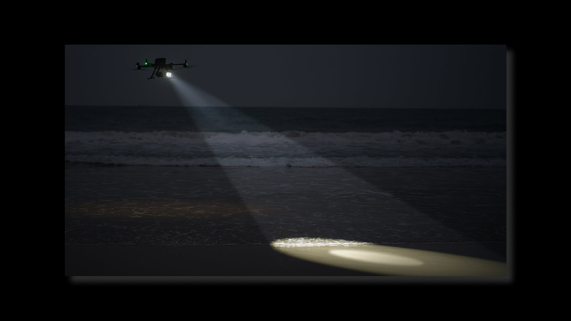 dji zenmuse s1 sur une plage la nuit avec projecteur allumé