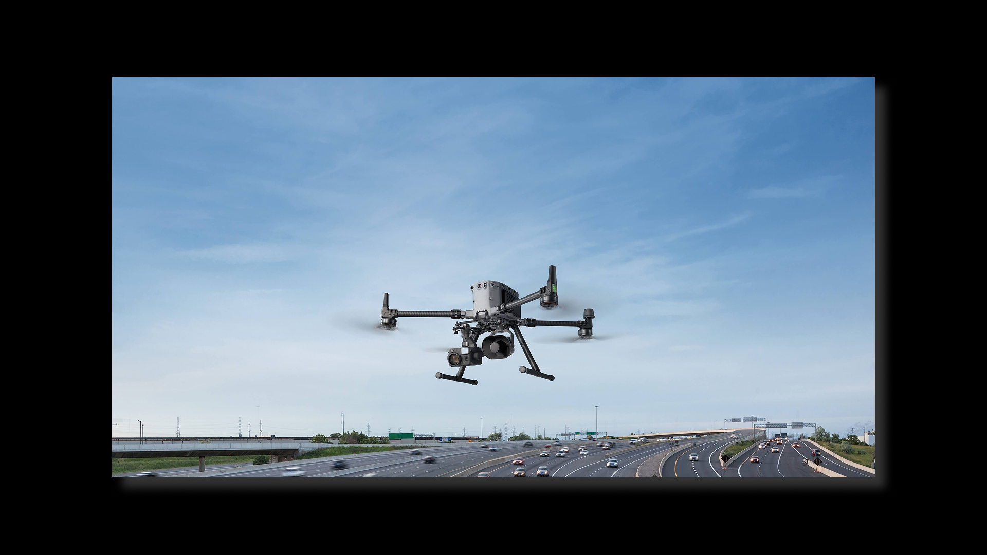 DJI Zenmuse V1 en action au dessus d'une voie rapide 