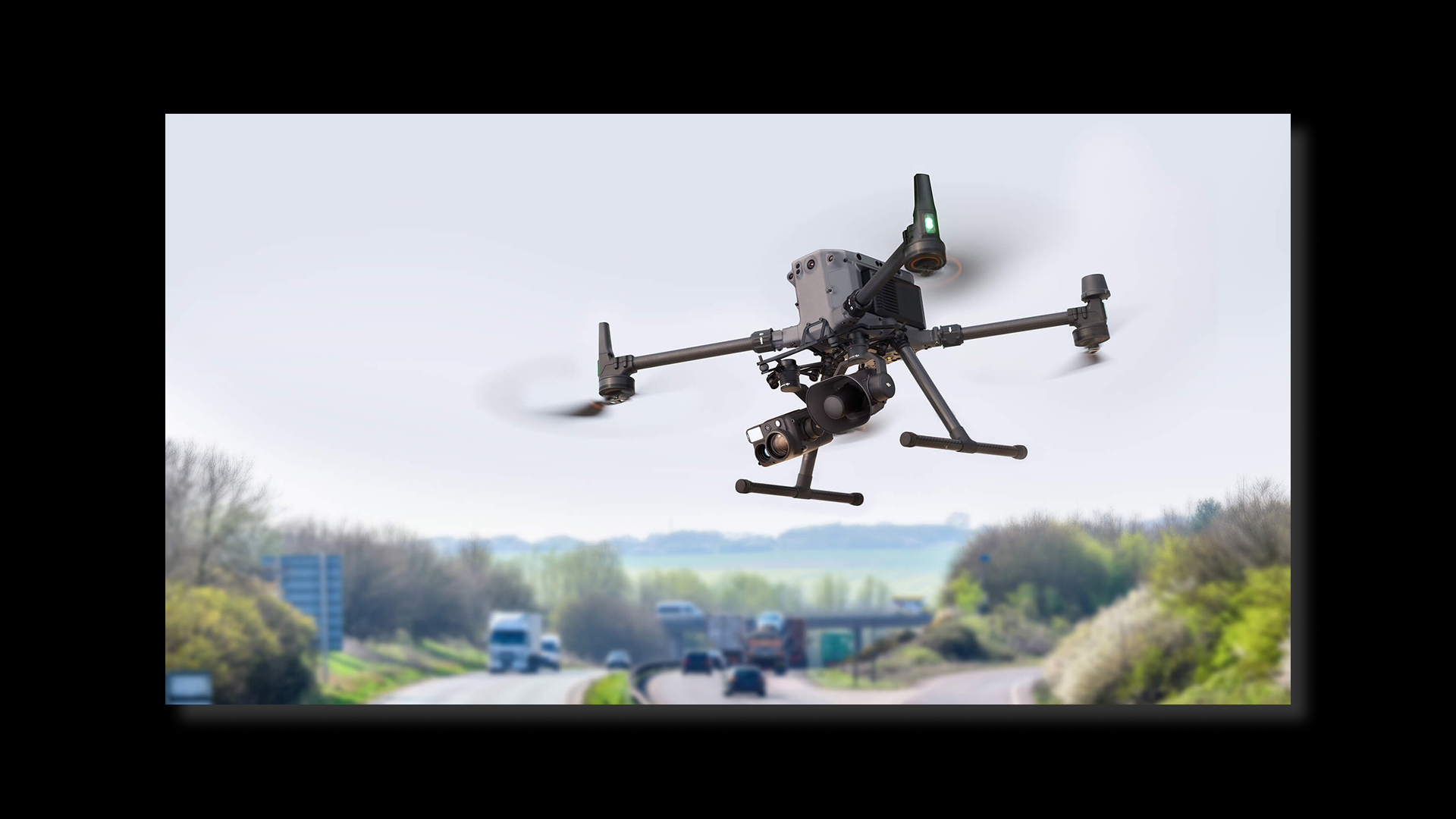 DJI Zenmuse V1 en action au dessus d'une voie rapide 