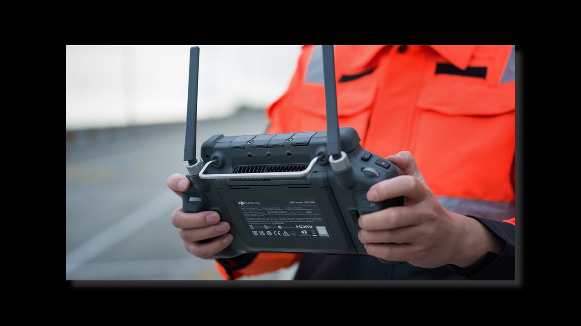 Vue d'une personne utilisant le drone avec la radiocommande en main