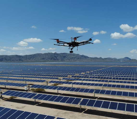 Inspection de panneaux solaires via les drones professionnels