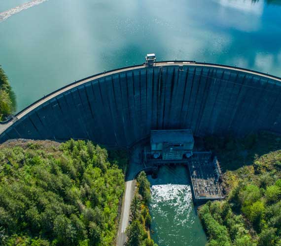 Inspecter les murs des barrages grâce aux drones