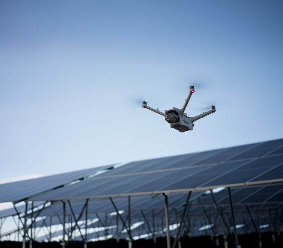 <h2>Caractéristiques avancées de la caméra</h2> <p>Le DJI Matrice 4D est équipé d'un système de caméra multi-capteurs de haute performance, conçu pour répondre aux besoins des professionnels exigeant une imagerie précise et détaillée. Les principales caractéristiques incluent :</p> <ul> <li>Caméra grand angle de type CMOS 1/1,3 pouce de 48 mégapixels | FOV de 82° | Ouverture f/1.7 | Obturateur mécanique</li> <li>Caméra téléobjectif moyen de type CMOS 1/1,3 pouce de 48 mégapixels | FOV de 35° | Ouverture de f/2.8 | 70mm</li> <li>Caméra téléobjectif de type CMOS 1/1,5 pouce de 48 mégapixels | FOV de 15° | Ouverture de f/2.8 | Zoom numérique x16 et zoom hybride jusqu'à x112 | 168mm</li> <li>Télémètre laser jusqu'à 1800m</li> </ul> <h2>Performances de vol et fiabilité</h2> <p>Le Matrice 4D est conçu pour des opérations robustes et fiables, avec des caractéristiques de vol impressionnantes :</p> <ul> <li>Temps de vol : Jusqu'à 47 minutes, permettant des missions prolongées sans nécessiter de recharges fréquentes.</li> <li>Résistance aux intempéries : Indice de protection IP55, assurant une protection contre la poussière et l'eau, ce qui le rend opérationnel même dans des conditions météorologiques défavorables.</li> <li>Plage de températures de fonctionnement : De -30°C à 50°C, avec un système de préchauffage intégré pour les environnements froids, garantissant une performance optimale dans des conditions extrêmes.</li> </ul>DJI Matrice 4D